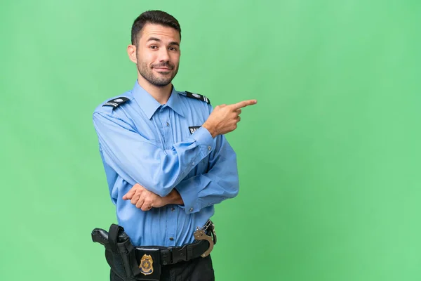 Молодий Поліцейський Білий Чоловік Над Ізольованим Тлом Вказує Пальцем Бік — стокове фото