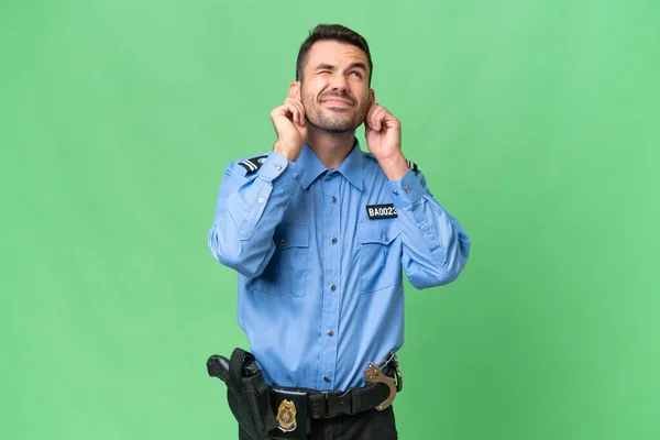 Joven Policía Caucásico Hombre Sobre Aislado Fondo Frustrado Cubriendo Oídos — Foto de Stock