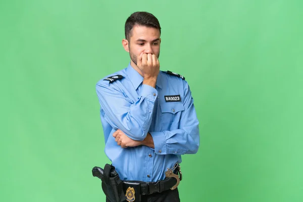 Joven Policía Caucásico Hombre Sobre Aislado Fondo Teniendo Dudas —  Fotos de Stock