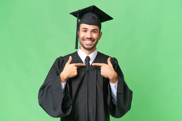 Fiatal Egyetemi Diplomás Férfi Elszigetelt Háttér Meglepetés Arckifejezés — Stock Fotó