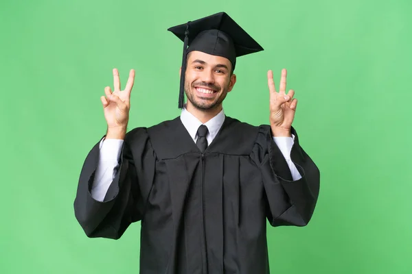 Νεαρός Απόφοιτος Πανεπιστημίου Άνθρωπος Πάνω Από Απομονωμένο Υπόβαθρο Που Δείχνει — Φωτογραφία Αρχείου