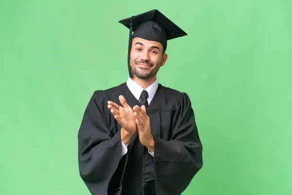 Νεαρός Απόφοιτος Πανεπιστημίου Πάνω Από Απομονωμένο Υπόβαθρο Χειροκροτεί Μετά Την — Φωτογραφία Αρχείου