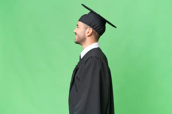 Νεαρός Απόφοιτος Πανεπιστημίου Άνθρωπος Πάνω Από Απομονωμένη Φόντο Γέλιο Πλευρική — Φωτογραφία Αρχείου