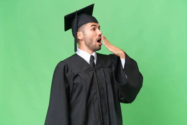Νεαρός Απόφοιτος Πανεπιστημίου Απομονωμένο Υπόβαθρο Χασμουρητό Και Κάλυψη Ορθάνοιχτο Στόμα — Φωτογραφία Αρχείου