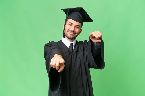 Mladý Vysokoškolský Absolvent Muž Přes Izolované Pozadí Ukazuje Prstem Vás — Stock fotografie