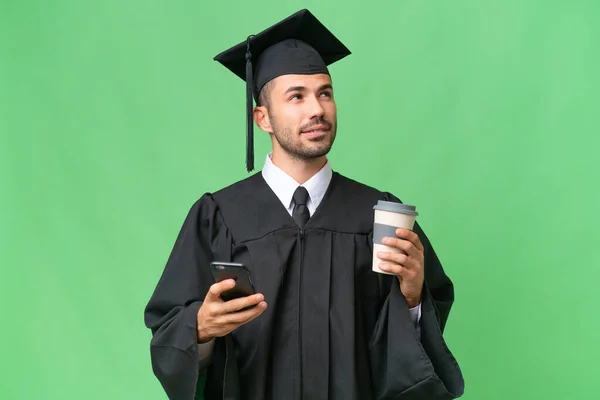 Üniversiteden Mezun Genç Bir Adam Izole Edilmiş Arka Planda Kahve — Stok fotoğraf