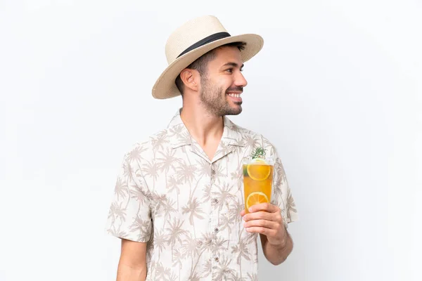 Young Caucasian Man Holding Cocktail Isolated White Background Looking Side — Stock Photo, Image