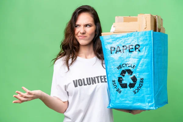 Młoda Kaukaska Kobieta Trzyma Worek Papierem Recyklingu Odizolowanym Tle Budzi — Zdjęcie stockowe