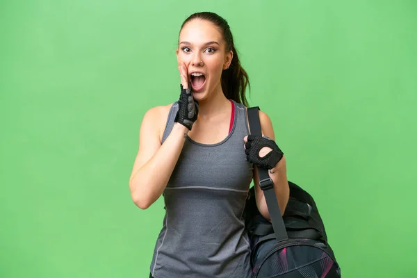 Junge Sportlerin Mit Sporttasche Vor Isoliertem Hintergrund Überrascht Und Schockiert — Stockfoto