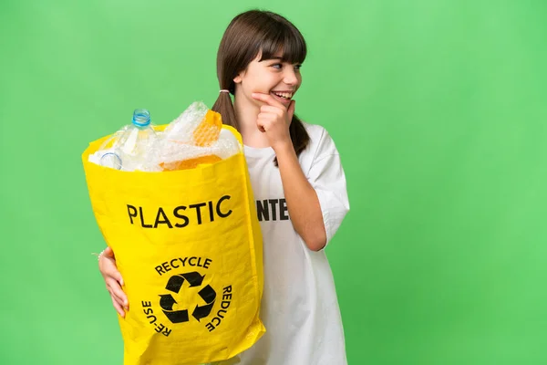 Kafkasyalı Küçük Bir Kız Bir Çanta Dolusu Plastik Şişeyle Izole — Stok fotoğraf