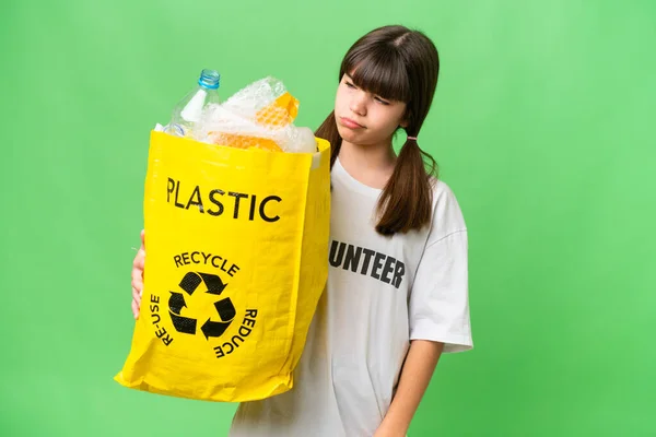 Kafkasyalı Küçük Bir Kız Elinde Plastik Şişelerle Dolu Bir Çanta — Stok fotoğraf