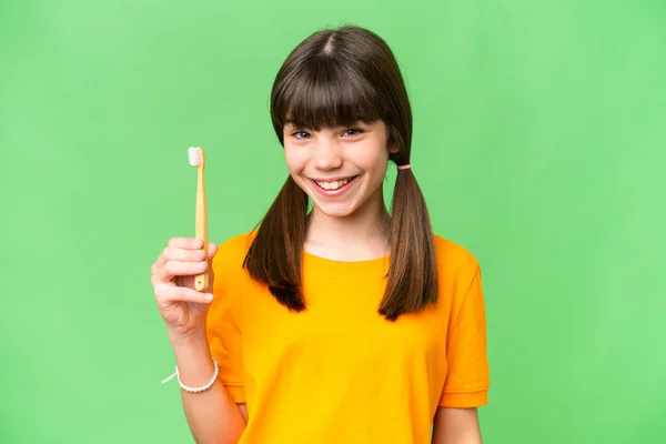 Pequeña Chica Caucásica Cepillarse Los Dientes Sobre Fondo Aislado Sonriendo — Foto de Stock