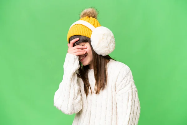 Menina Caucasiana Vestindo Regalos Inverno Sobre Fundo Isolado Rindo — Fotografia de Stock