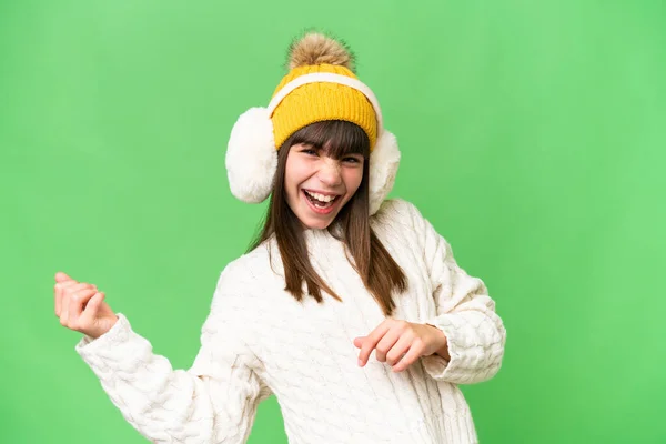 Μικρό Καυκάσιο Κορίτσι Που Φοράει Χειμωνιάτικες Μανσέτες Απομονωμένο Φόντο Κάνοντας — Φωτογραφία Αρχείου