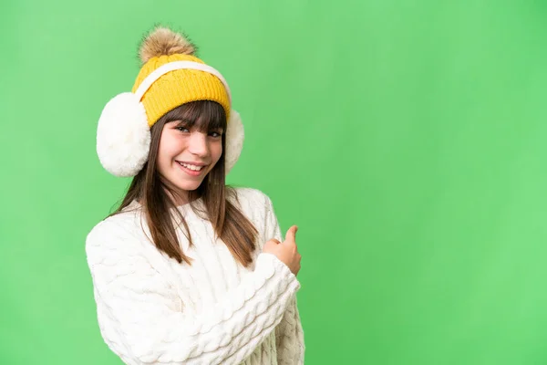 Menina Caucasiana Vestindo Regalos Inverno Sobre Fundo Isolado Apontando Para — Fotografia de Stock