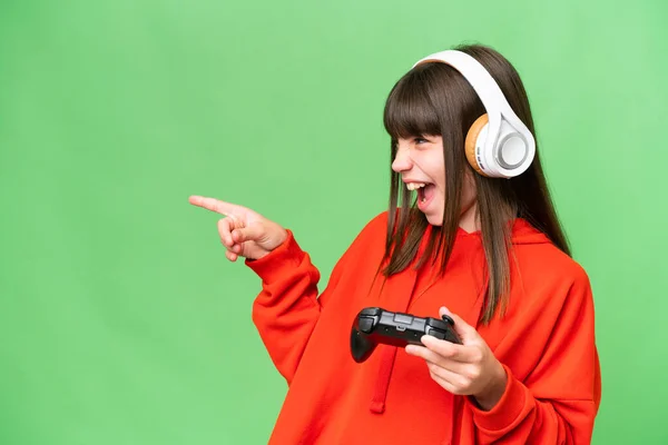 Kleines Kaukasisches Mädchen Spielt Mit Einem Videospielcontroller Über Isoliertem Hintergrund — Stockfoto