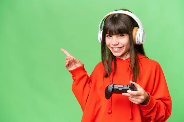 Μικρό Καυκάσιο Κορίτσι Που Παίζει Ένα Χειριστήριο Βιντεοπαιχνιδιών Απομονωμένο Φόντο — Φωτογραφία Αρχείου