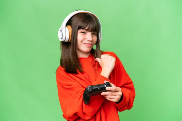 Pequeña Chica Caucásica Jugando Con Controlador Videojuegos Sobre Fondo Aislado —  Fotos de Stock