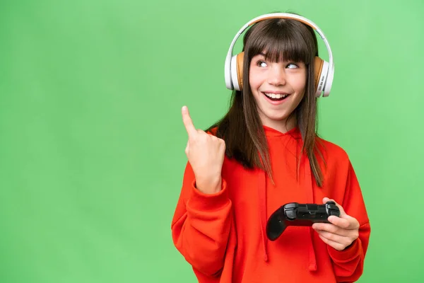 Kleines Kaukasisches Mädchen Das Mit Einem Videospielcontroller Vor Isoliertem Hintergrund — Stockfoto