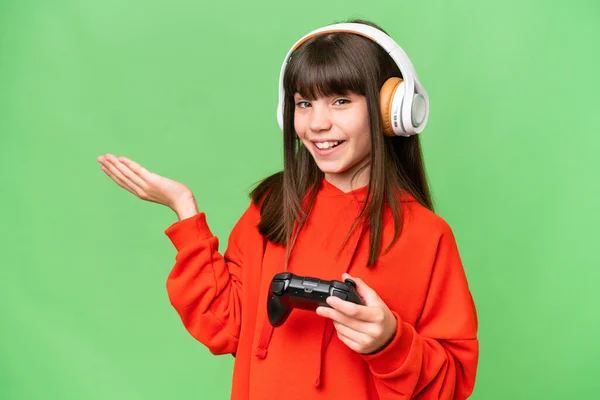 Kleines Kaukasisches Mädchen Das Mit Einem Videospielcontroller Über Isoliertem Hintergrund — Stockfoto