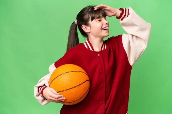 Petite Fille Caucasienne Jouant Basket Sur Fond Isolé Souriant Beaucoup — Photo