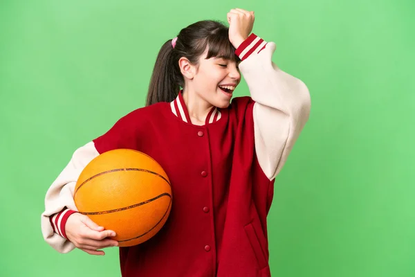 Zole Edilmiş Arka Planda Basketbol Oynayan Küçük Beyaz Kız Bir — Stok fotoğraf