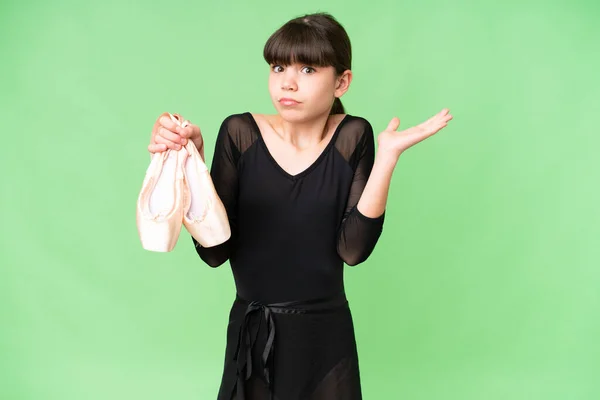 Klein Blank Meisje Oefenen Ballet Geïsoleerde Achtergrond Met Twijfels Terwijl — Stockfoto