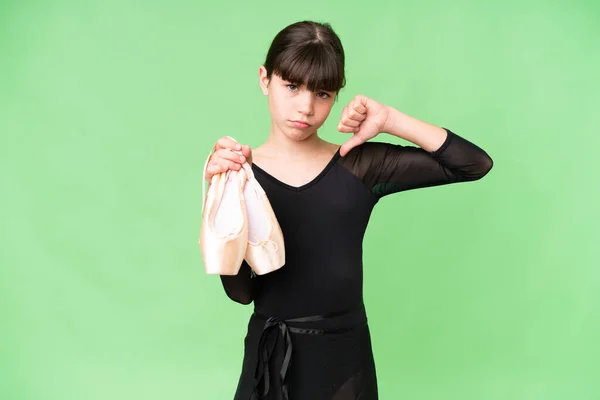 Маленькая Кавказская Девочка Практикует Балет Изолированном Фоне Показывая Большой Палец — стоковое фото