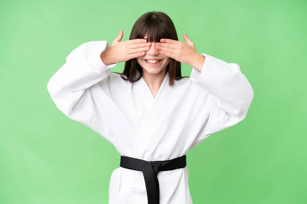Kis Kaukázusi Lány Csinál Karate Felett Elszigetelt Háttér Eltakarja Szem — Stock Fotó