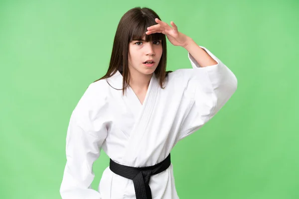 Pequeña Chica Caucásica Haciendo Karate Sobre Fondo Aislado Mirando Lejos — Foto de Stock