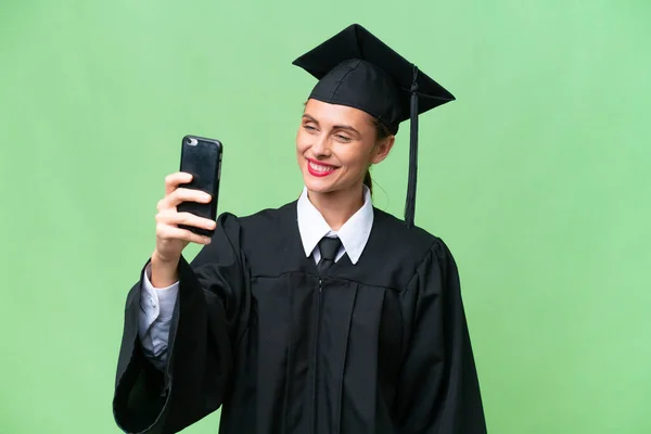 Młody Uniwersytet Absolwent Kaukaski Kobieta Odizolowane Tło Robi Selfie — Zdjęcie stockowe