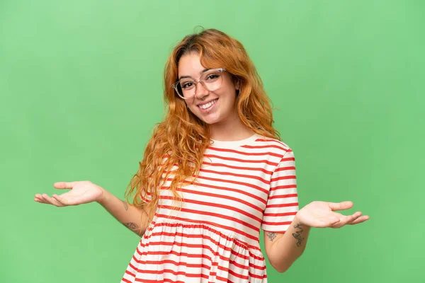 Молода Біла Жінка Ізольована Зеленому Екрані Хром Ключ Фон Щасливий — стокове фото