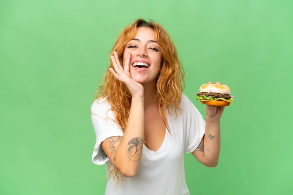 Jeune Femme Caucasienne Tenant Hamburger Isolé Sur Écran Vert Chroma — Photo