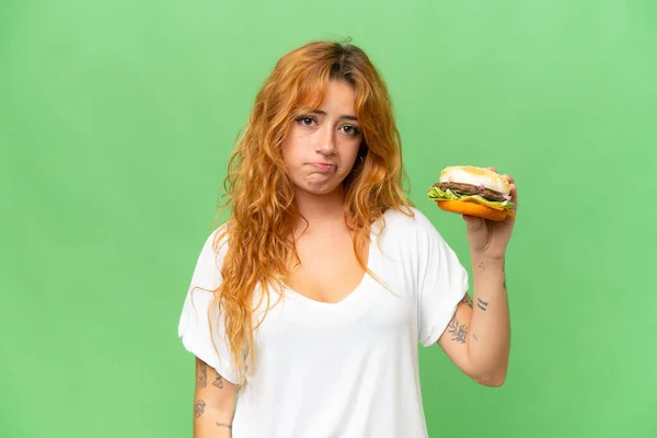 Jeune Femme Caucasienne Tenant Hamburger Isolé Sur Fond Chromatique Écran — Photo