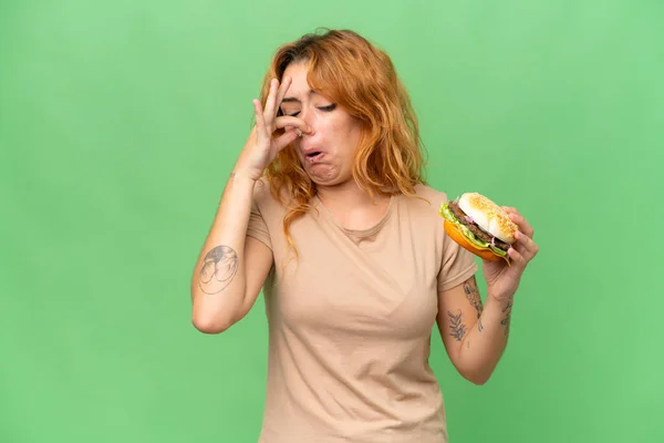 Mulher Caucasiana Jovem Segurando Hambúrguer Isolado Tela Verde Croma Fundo — Fotografia de Stock