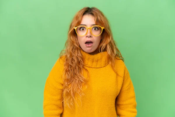 Νεαρή Καυκάσια Γυναίκα Απομονωμένη Πράσινο Φόντο Chroma Οθόνη Γυαλιά Και — Φωτογραφία Αρχείου
