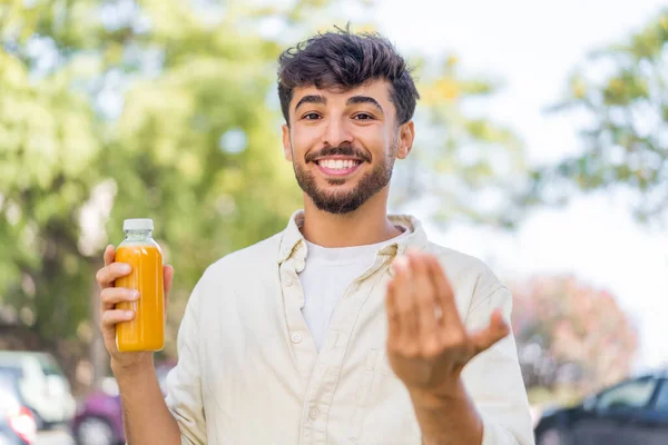 Jonge Arabische Knappe Man Die Buiten Een Sinaasappelsap Vasthoudt Uitnodigt — Stockfoto