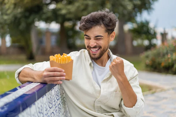 Jonge Arabische Knappe Man Houdt Gebakken Chips Buitenlucht Vieren Van — Stockfoto