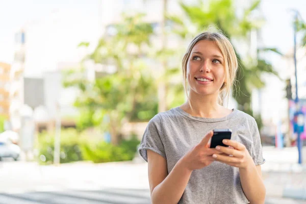 Jong Blond Vrouw Buiten Met Behulp Van Mobiele Telefoon Zoek — Stockfoto