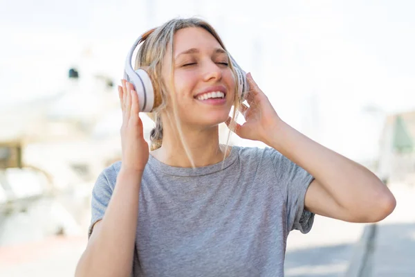 Mladá Blondýna Žena Venku Poslouchá Hudbu Zpěv — Stock fotografie