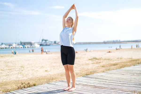 Açık Havada Yoga Yapan Genç Sarışın Kadın — Stok fotoğraf