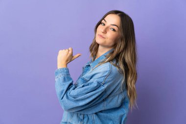 Mor arka planda izole edilmiş genç Romen kadını gururlu ve kendinden memnun