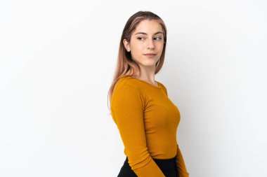 Beyaz arka planda soyutlanmış beyaz bir kadın. Portre