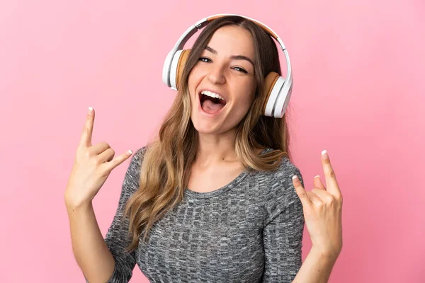 Jonge Roemeense Vrouw Geïsoleerd Roze Achtergrond Luisteren Muziek Maken Rock — Stockfoto