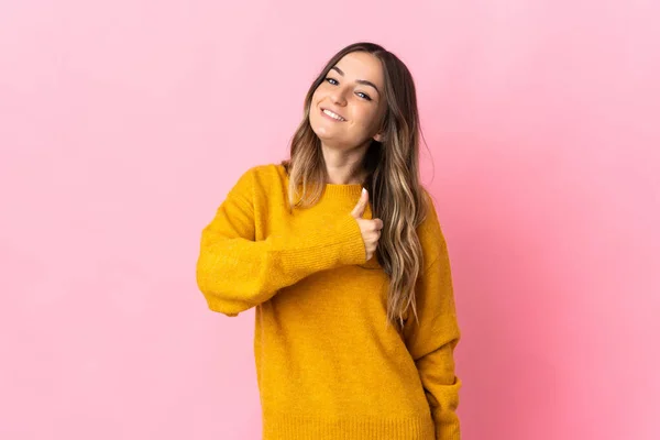 Young Romanian Woman Isolated Pink Background Giving Thumbs Gesture — Stock Photo, Image