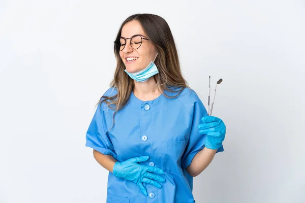 Kobieta Rumuński Dentysta Trzyma Narzędzia Izolowane Różowym Tle Uśmiechając Się — Zdjęcie stockowe