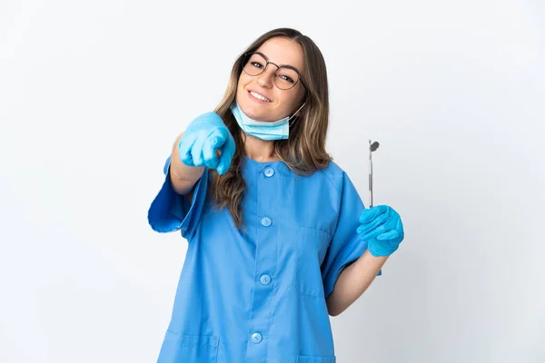 Kobieta Rumuński Dentysta Trzyma Narzędzia Izolowane Różowym Tle Wskazując Przodu — Zdjęcie stockowe