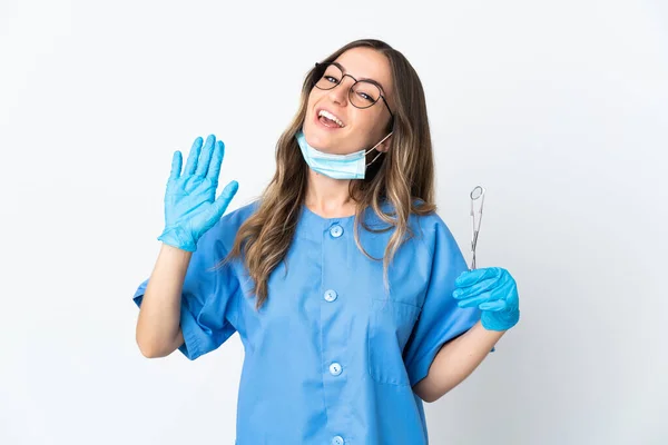 Kobieta Rumuński Dentysta Trzyma Narzędzia Izolowane Różowym Tle Salutując Ręki — Zdjęcie stockowe