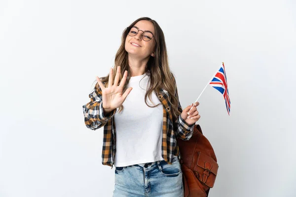 拿着英国国旗的罗马尼亚年轻女子 背景为白色 手指头数到5 — 图库照片