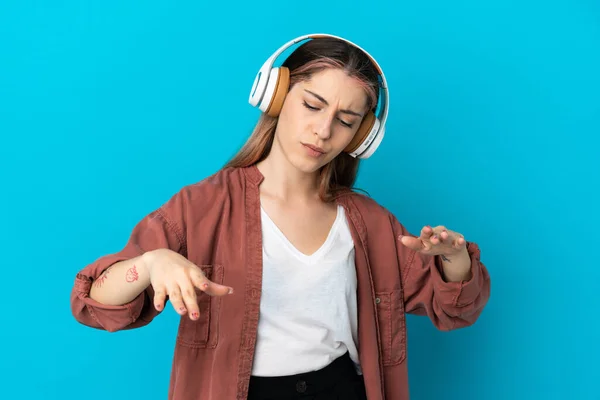 Joven Mujer Caucásica Aislada Sobre Fondo Azul Escuchando Música Bailando — Foto de Stock